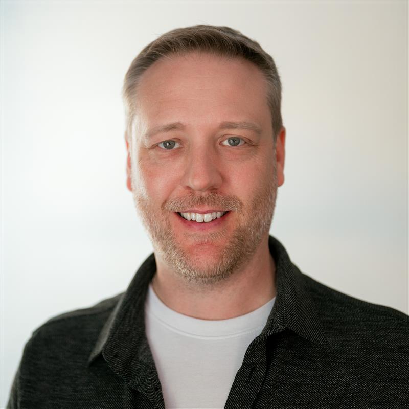Headshot of Derek De Hanes
